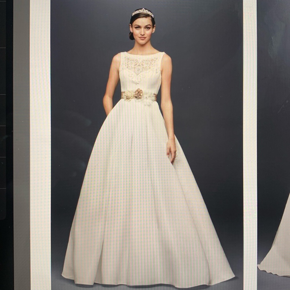 Brand New W/Tags David Bridal open back wedding dress w/beading and pockets.